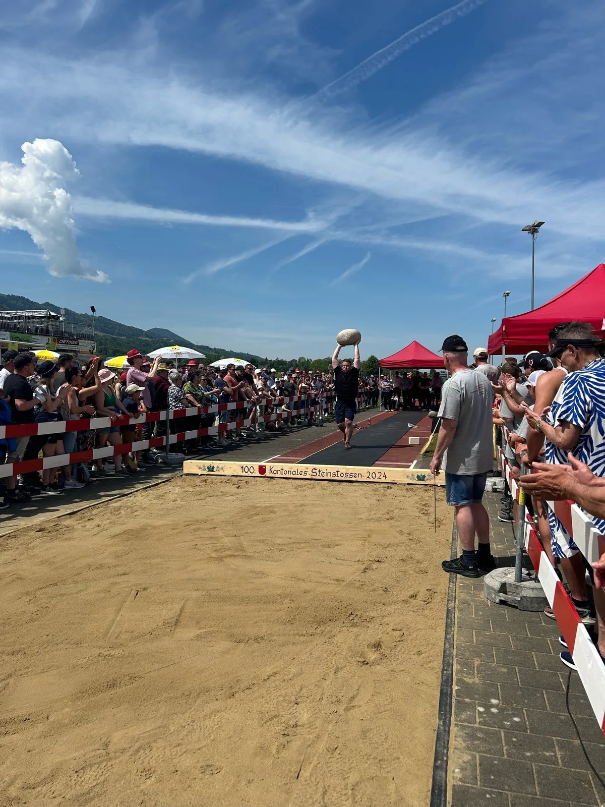 Daniel Kranzelbinder stiess den Ybrig-Stein im Mai bei Schwyzer Kantonalen Schwing- und Älplerfest am weitesten. Daniel Kranzelbinder mit Stein